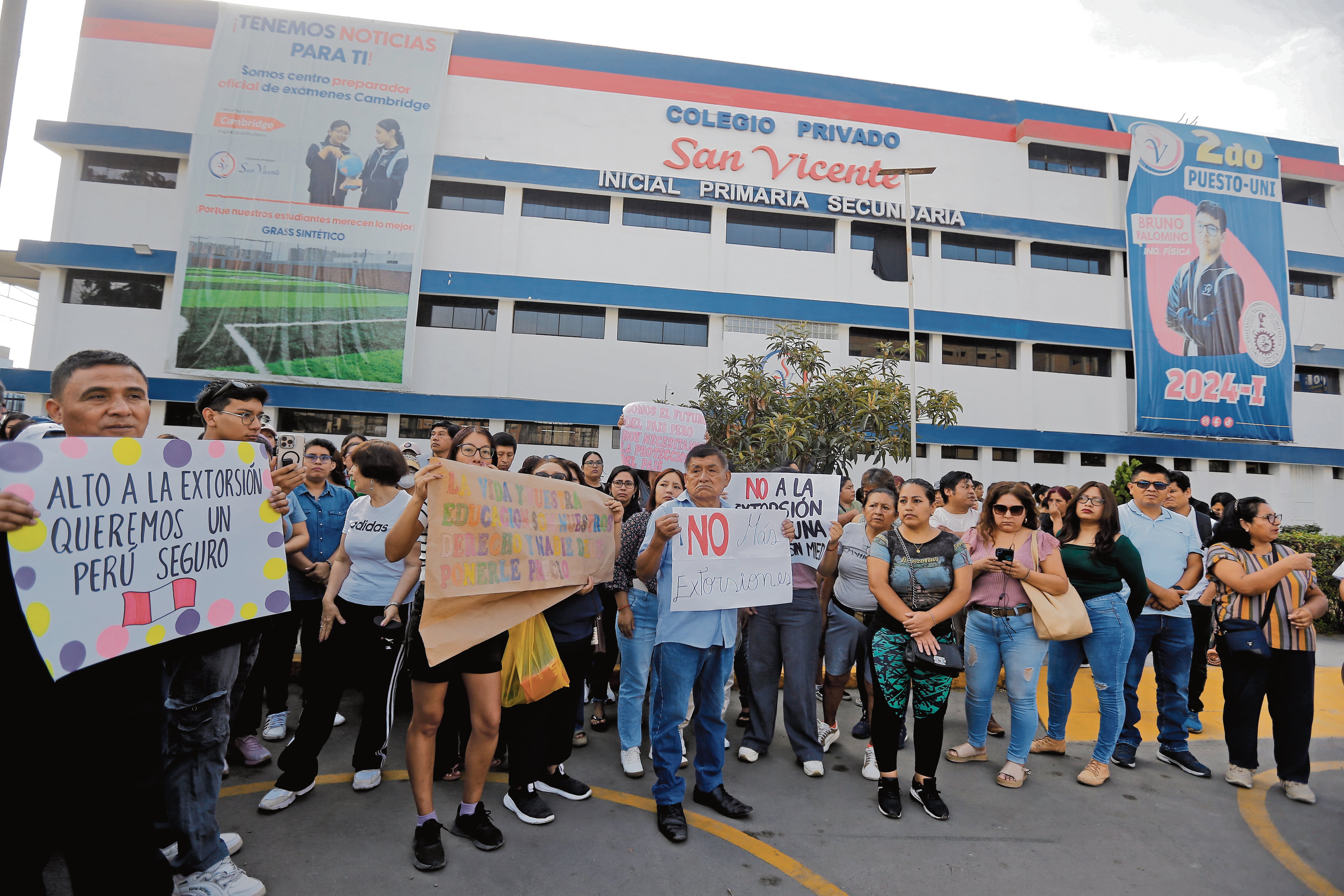 PADRES DE FAMILIA PROTESTAN EXTORSION CONTRA COLEGIO SAN VICENTE DE COMAS