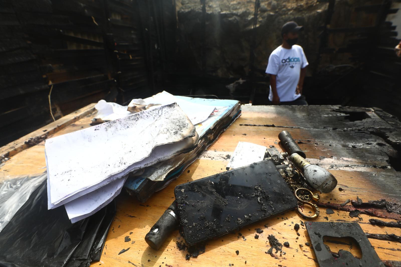 El celular y los cuadernos donde los hijos de Marielena hacían sus tareas quedaron calcinados. | Foto: Gonzalo Córdova