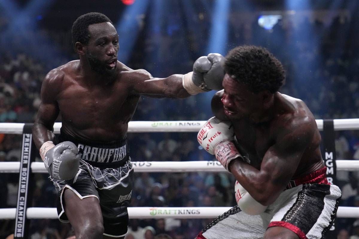 Terence Crawford dominó a placer a Errol Spence y capturó el título unificado de peso wélter. (Agencias)