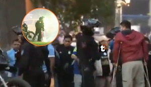 ¡Enfrentamiento entre barristas! Se lanzan pirotécnicos entre hinchas del Sporting Cristal y de la ‘U’