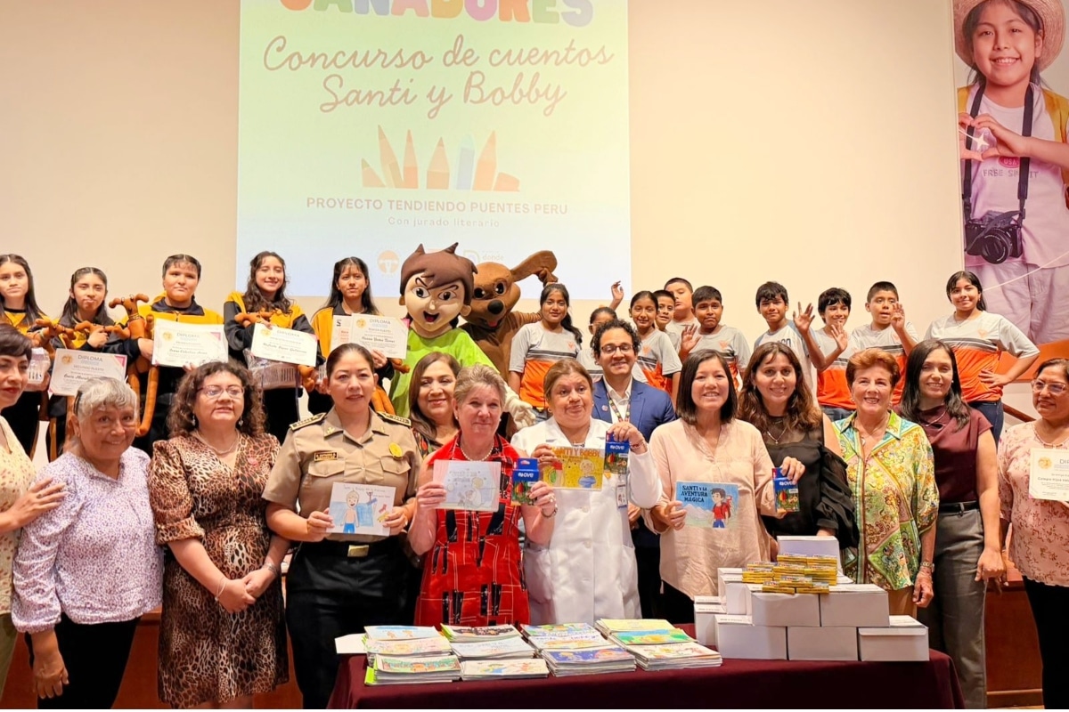 Más de 500 niños del Instituto Nacional de Salud del Niño de San Borja recibieron cuentos creados por escolares, una iniciativa solidaria que les llevó esperanza y compañía en su tratamiento. Foto: Mariana Bardales.