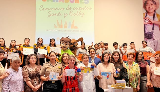 Más de 500 niños del Instituto Nacional de Salud del Niño de San Borja recibieron cuentos creados por escolares, una iniciativa solidaria que les llevó esperanza y compañía en su tratamiento. Foto: Mariana Bardales.