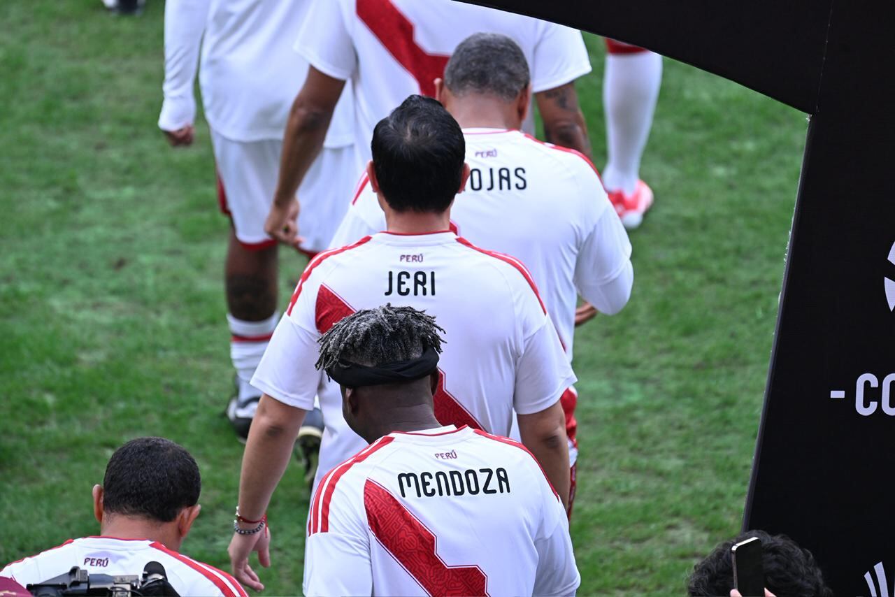 Partido de las Estrellas en el Estadio Nacional. El presidente Jose Jeri participa en el equipo peruano contra el equipo de las Leyendas de Conmebol.
Fotos: Paloma del Solar /@phto.gec
