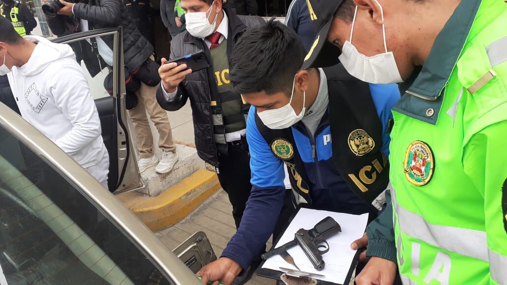 Policías de la comisaría de José Gálvez atrapan a dos presuntos asaltantes. (fotos: Mónica Rochabrum/trome)