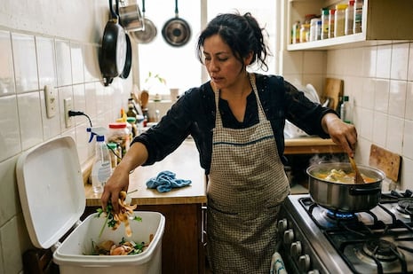 La psicología dice que quienes van limpiando mientras cocinan tienen pensamiento pragmático y buscan regu...