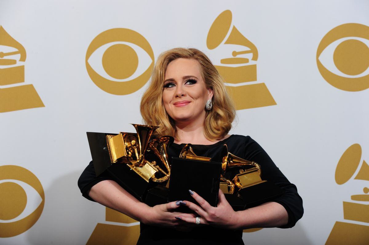 Adele posando con sus seis trofeos en la 54a entrega de los Premios Grammy en Los Ángeles, California, el 12 de febrero de 2012 (Foto: AFP)