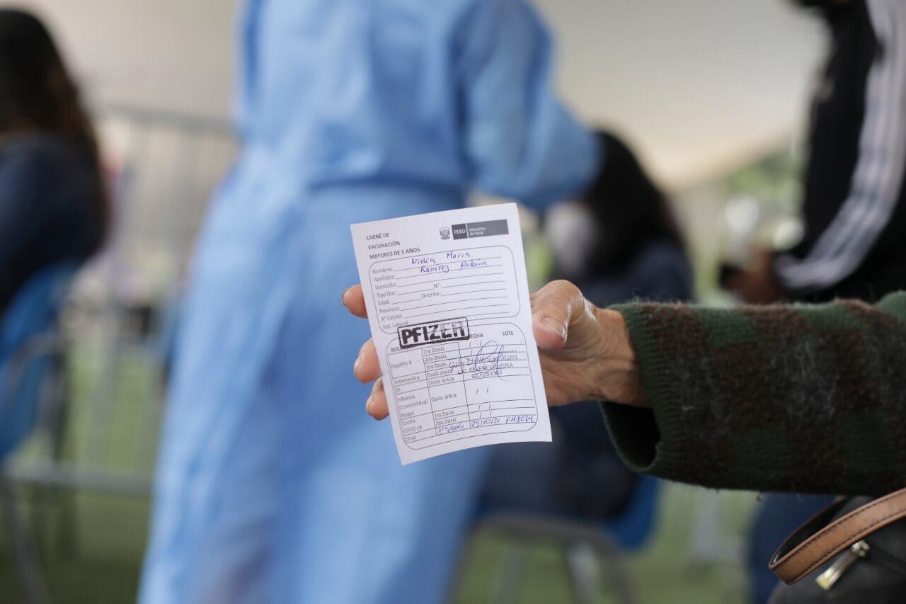 El personal de salud ha recibido la tercera dosis del laboratorio Pfizer, mientras que para los adultos mayores se están empleando además las de AztraZeneca. (Foto: GEC)