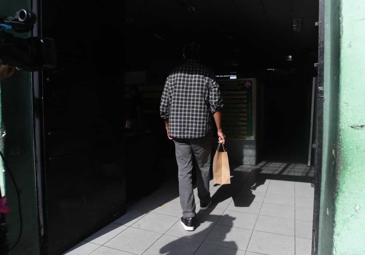 Padre de Adrián Villar llegó a la comisaría llevando un paquete para su hijo. Foto: Violeta Ayasta/@photo.gec