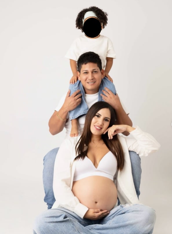 Darinka Ramírez, su pareja Sebastián Gonzáles y su hija en sesión de fotos antes del nacimiento de su bebé.