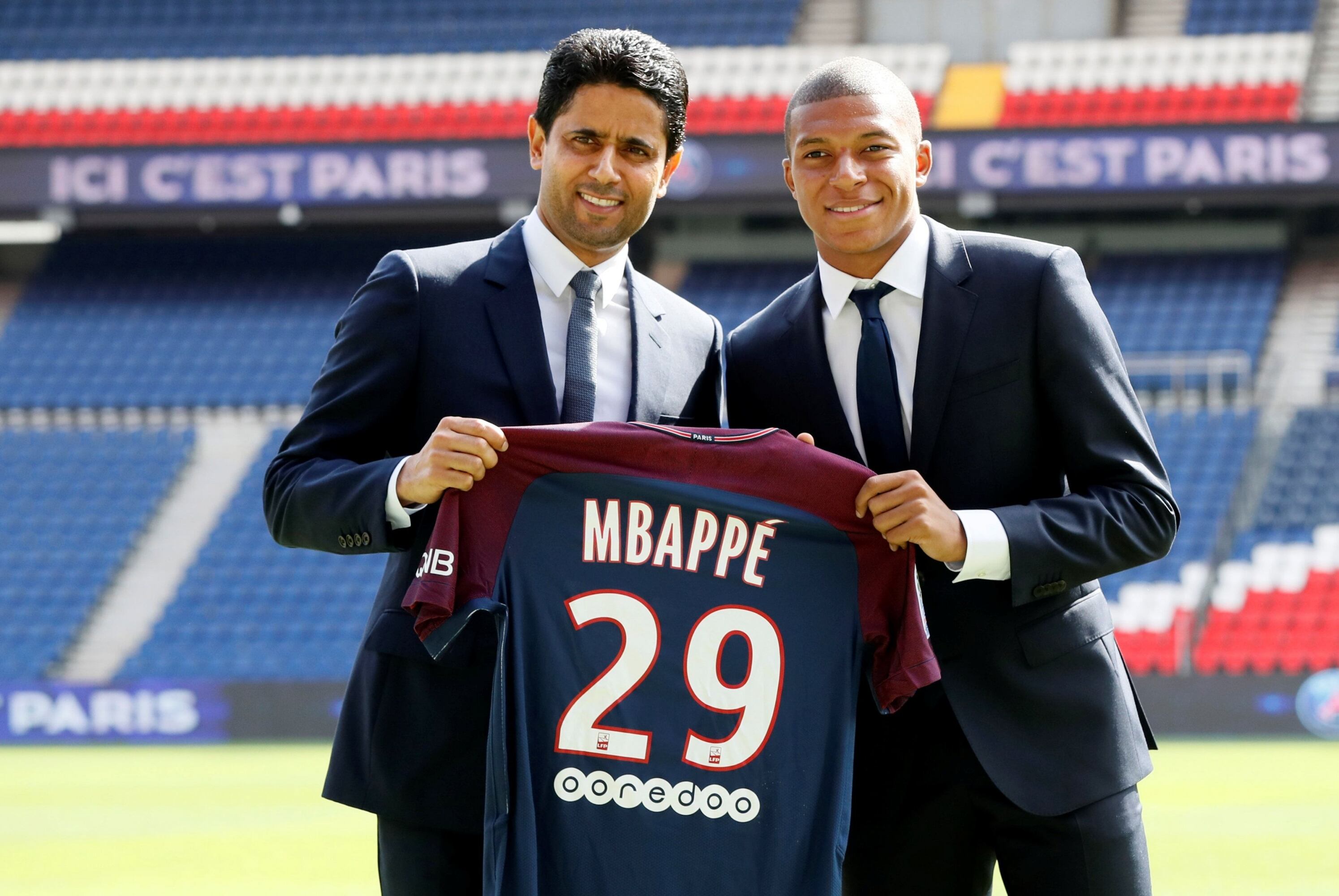 Kylian Mbappé junto con Nasser Al-Khelaïfi. (Foto: AFP)