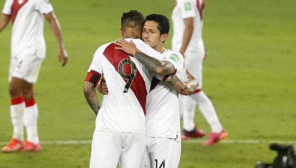 Gianluca Lapadula y Paolo Guerrero se abrazan en el partido ente Perú y Venezuela.