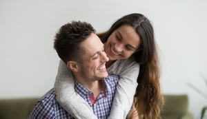 ¿Cómo debe actuar un hombre en una relación de pareja saludable?