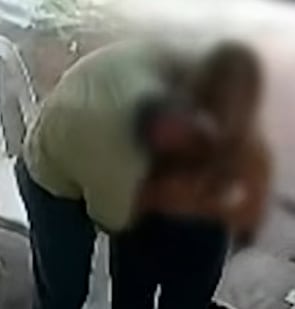 Momento de los tocamientos indebidos de César Sánchez Chavesta contra Naldy Saldaña