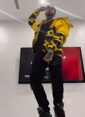 El cantanet Anuel AA subió un video en sus redes sociales con esta peculiar chaqueta (Foto: Anuel AA / Instagram)