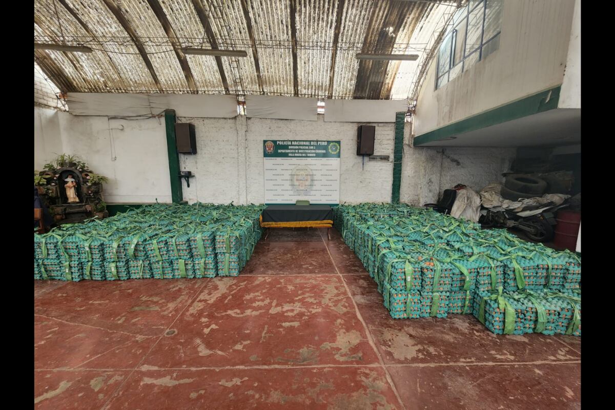 Policías intervienen 13 personas sospechosas del robo de la carga de huevos.