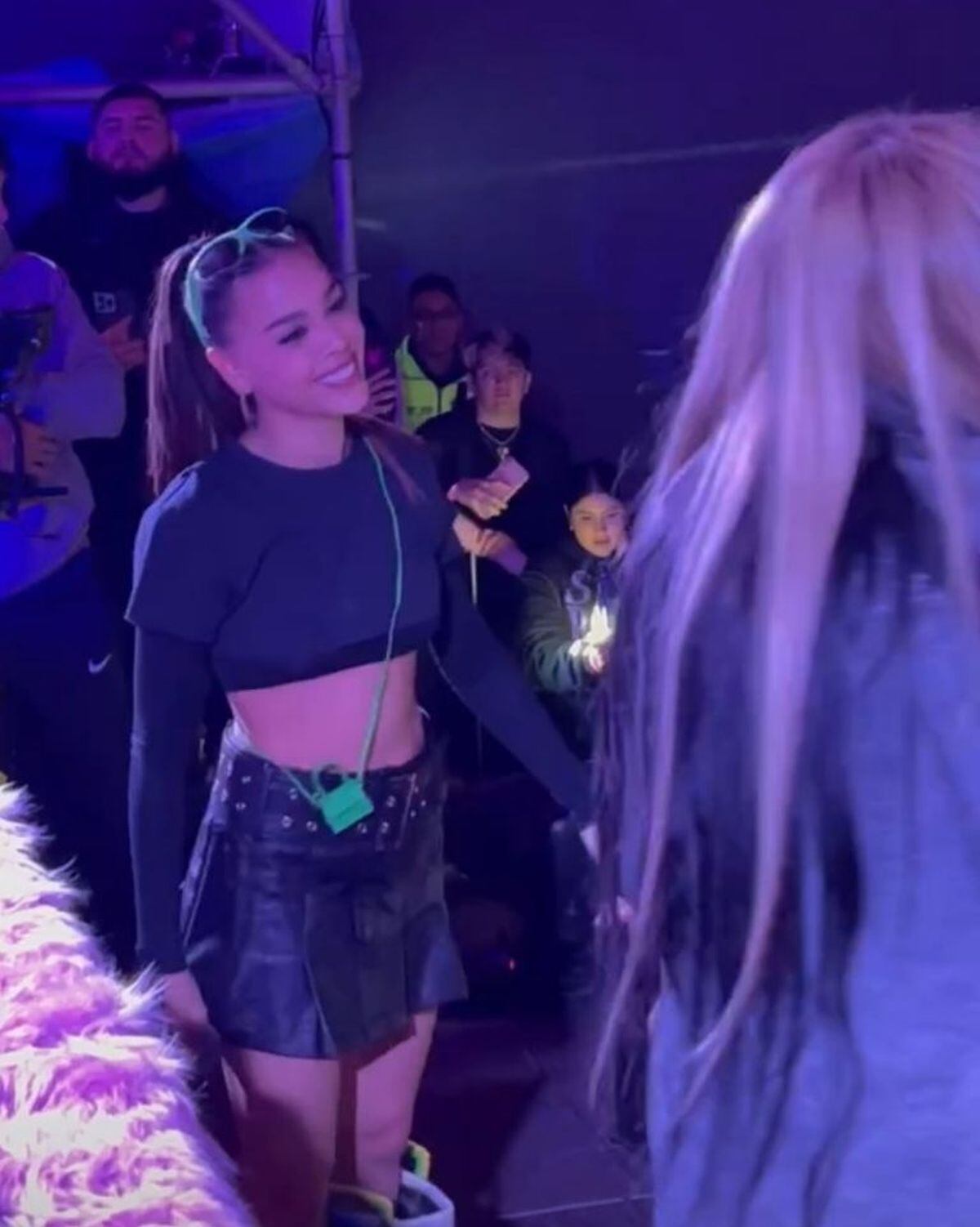 La cantante con el mentada bolso verde (Foto: @SVPTyCGRG / Twitter)