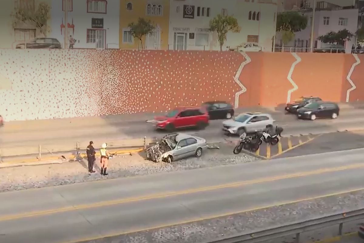 Vehículo queda completamente destruido tras impactar contra una baranda metálica en la Vía Expresa de Miraflores durante la madrugada. Foto: Captura de video/Canal N