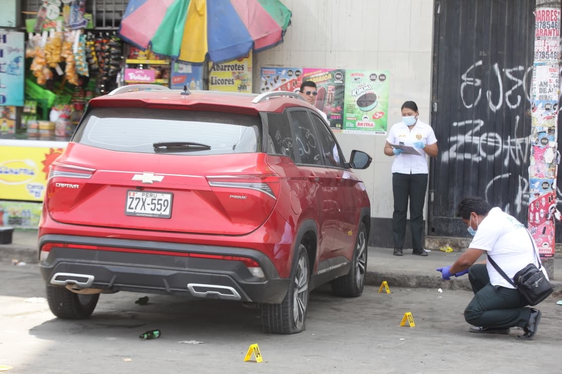 Delincuentes realizaron varios disparos contra John Leiva. (Fotos: Violeta Ayasta/@photo.gec)