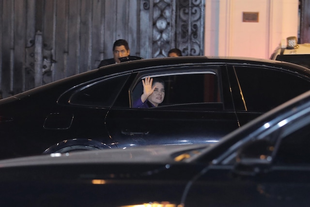 Dina Boluarte y su gabinete de ministros se retiran de palacio luego que el congreso aprobará su vacancia.
Foto: Joel Alonso @photo.gec