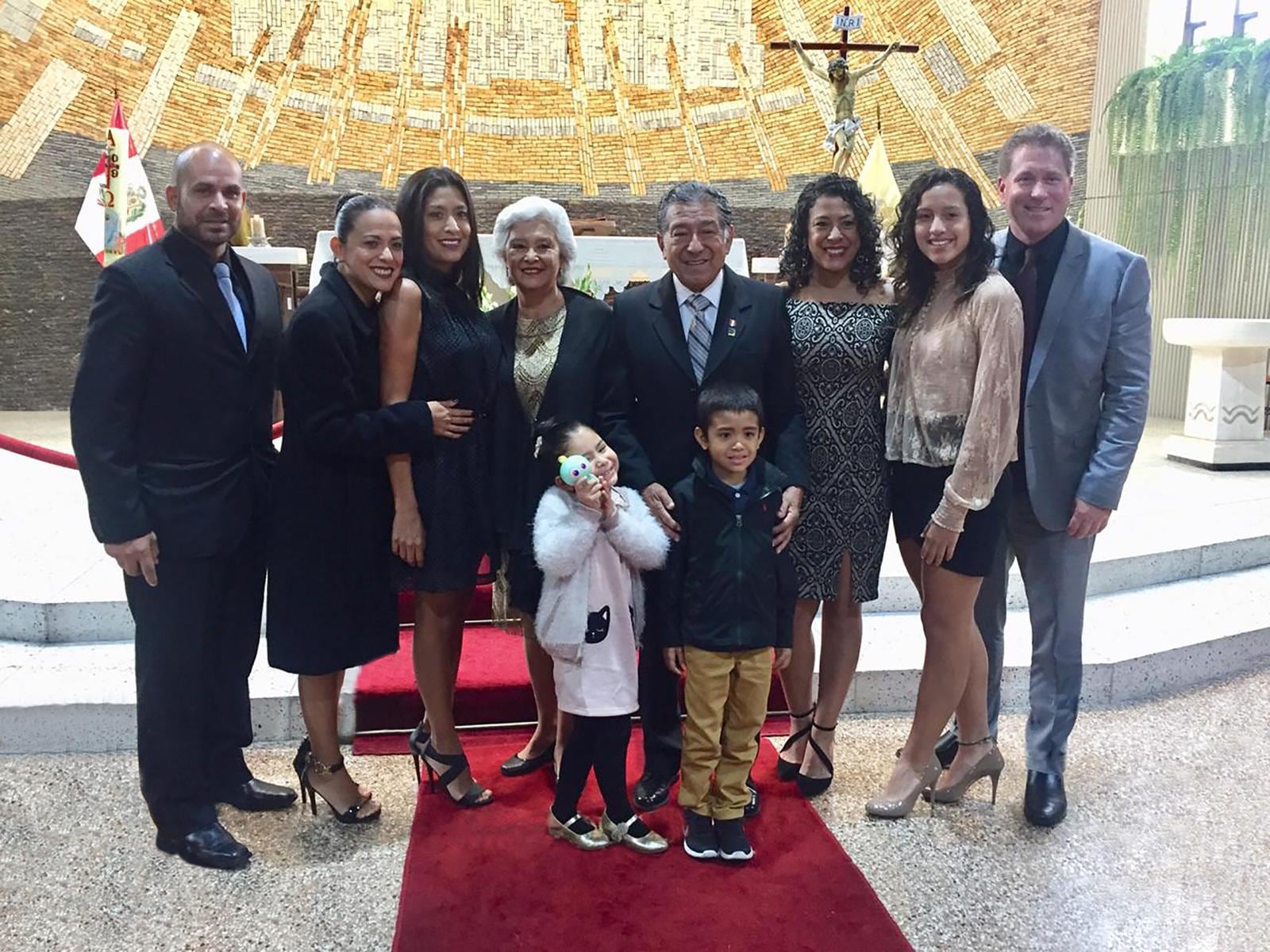 Doctor Jorge Alva junto a su familia en sus Bodas de Oro (Foto: GEC)