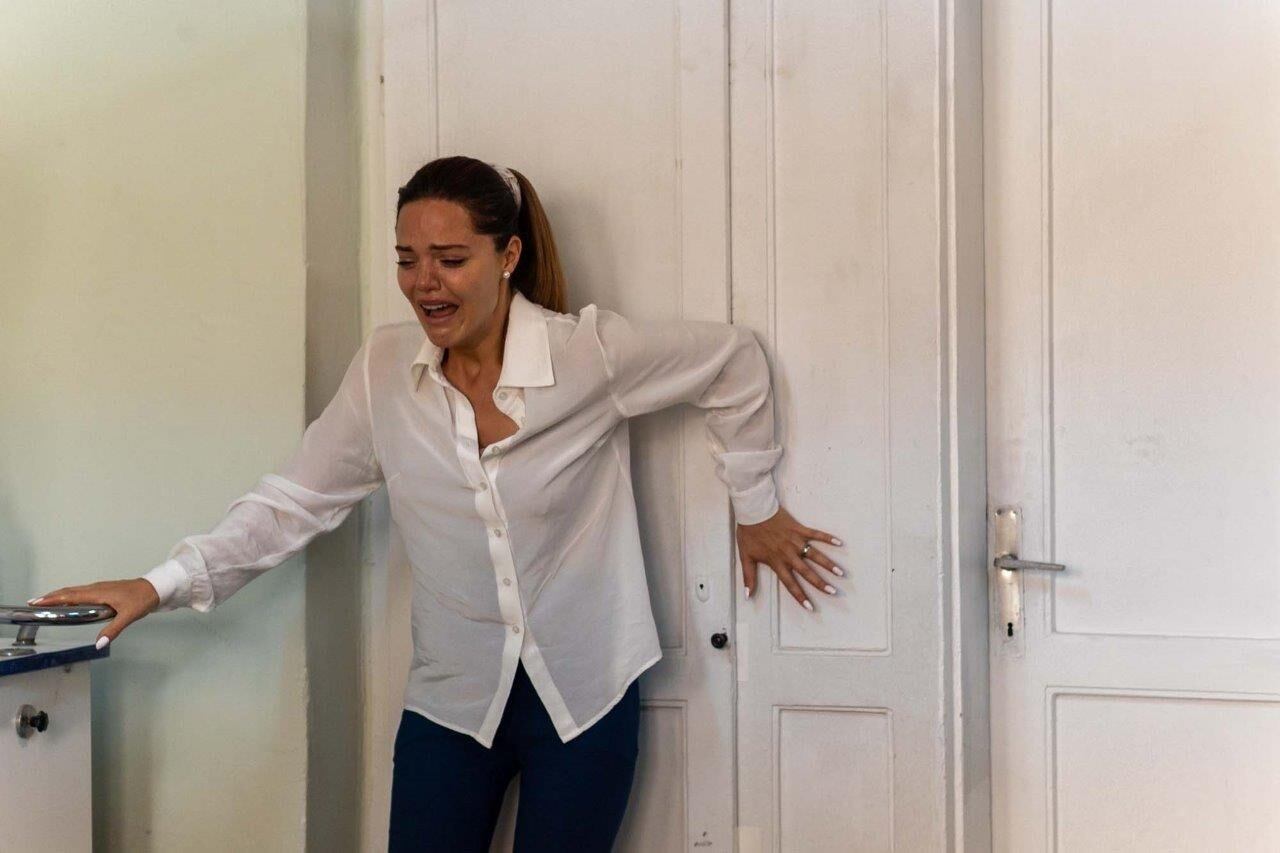 Züleyha llorando en el hospital tras llevar a Hakan (Foto: Tims & B Productions)