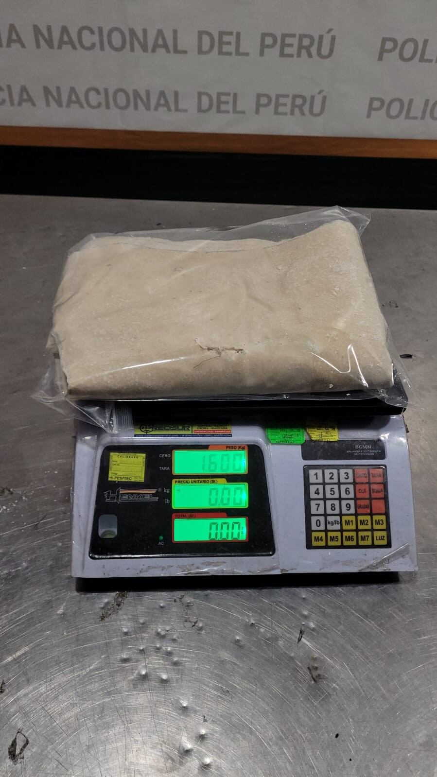 Los experimentados detectives revisaron el fondo, tapa y compartimentos hasta hallar una sustancia blanquesina.
De inmediato hicieron la prueba de campo, que dio como resultado ser positivo para alcaloide de cocaína.