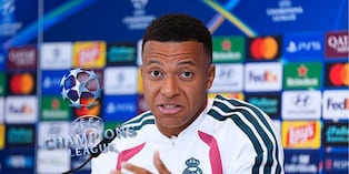 Kylian Mbappé pone levantar la 'orejona' por encima del Balón de Oro (Foto: Getty images)