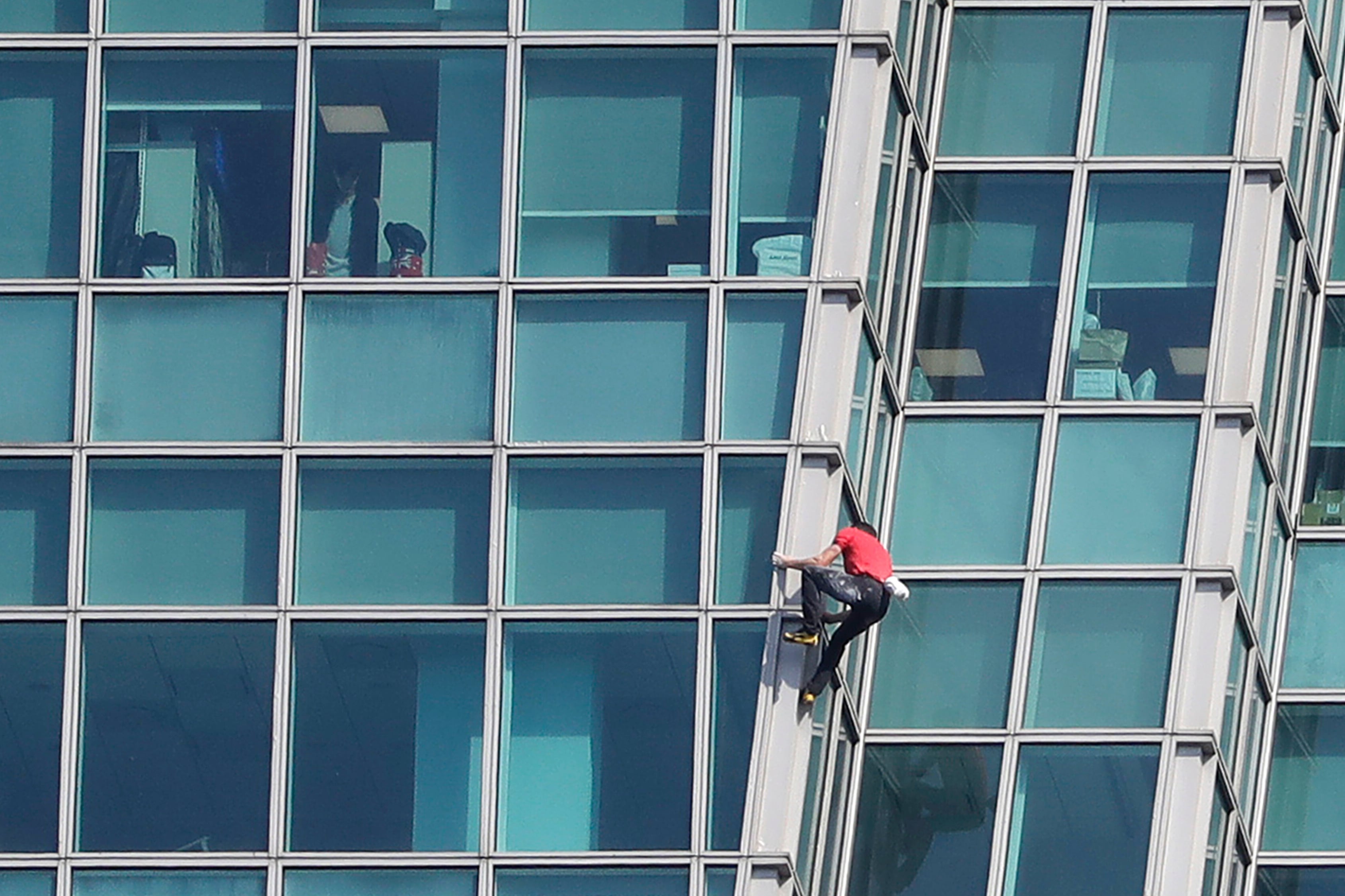 Alex Honnold en pleno ascenso a la cima del Taipei 101. (AP Photo/Chiang Ying-ying)