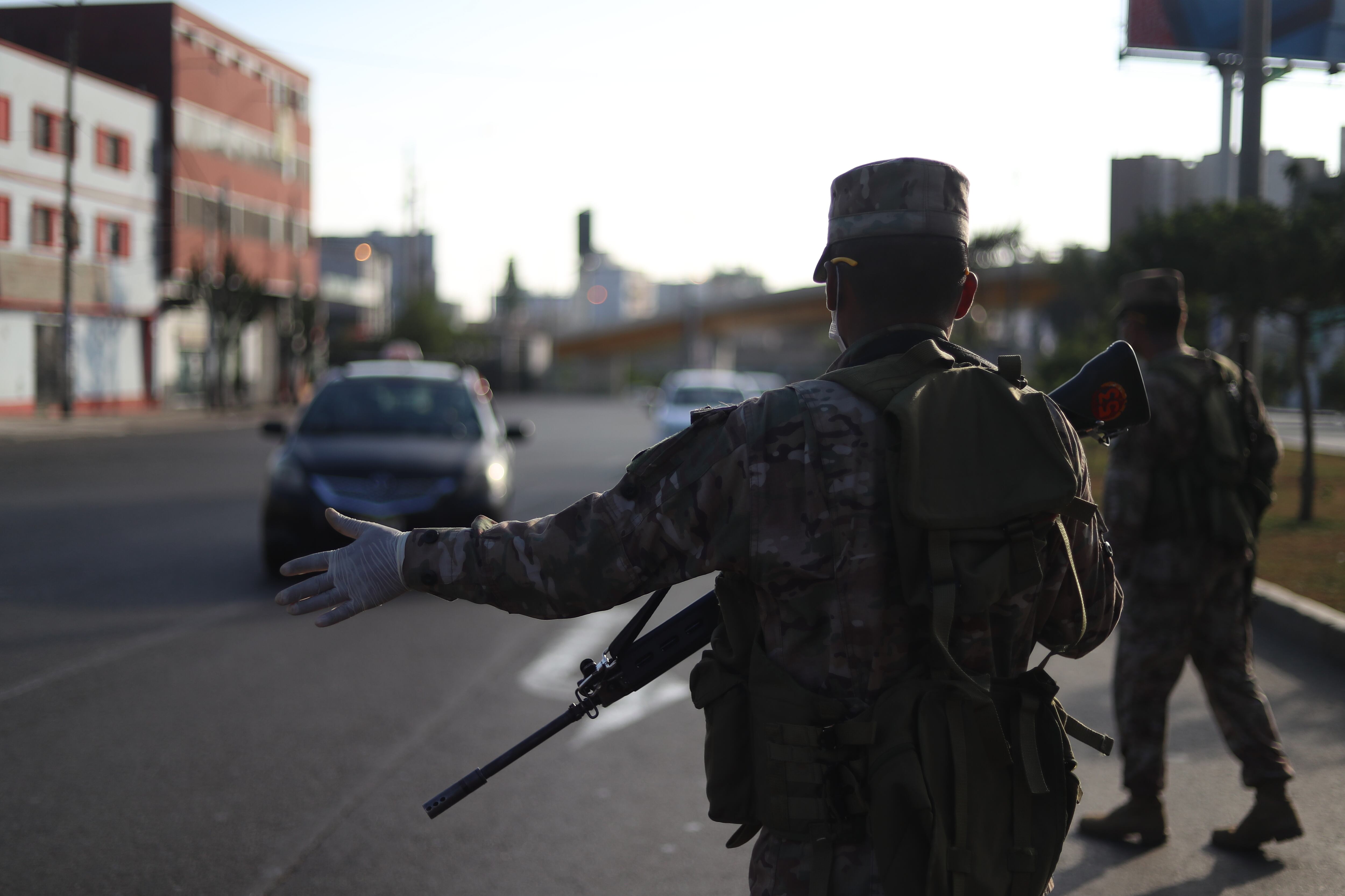 Solo podrán movilizarse las personas vinculadas al abastecimiento de alimentos, salud, medicinas, bancos y la continuidad de los servicios básicos, así como medios de comunicación y las personas que requieran atención médica de urgencia. (Foto: Giancarlo Ávila/GEC)