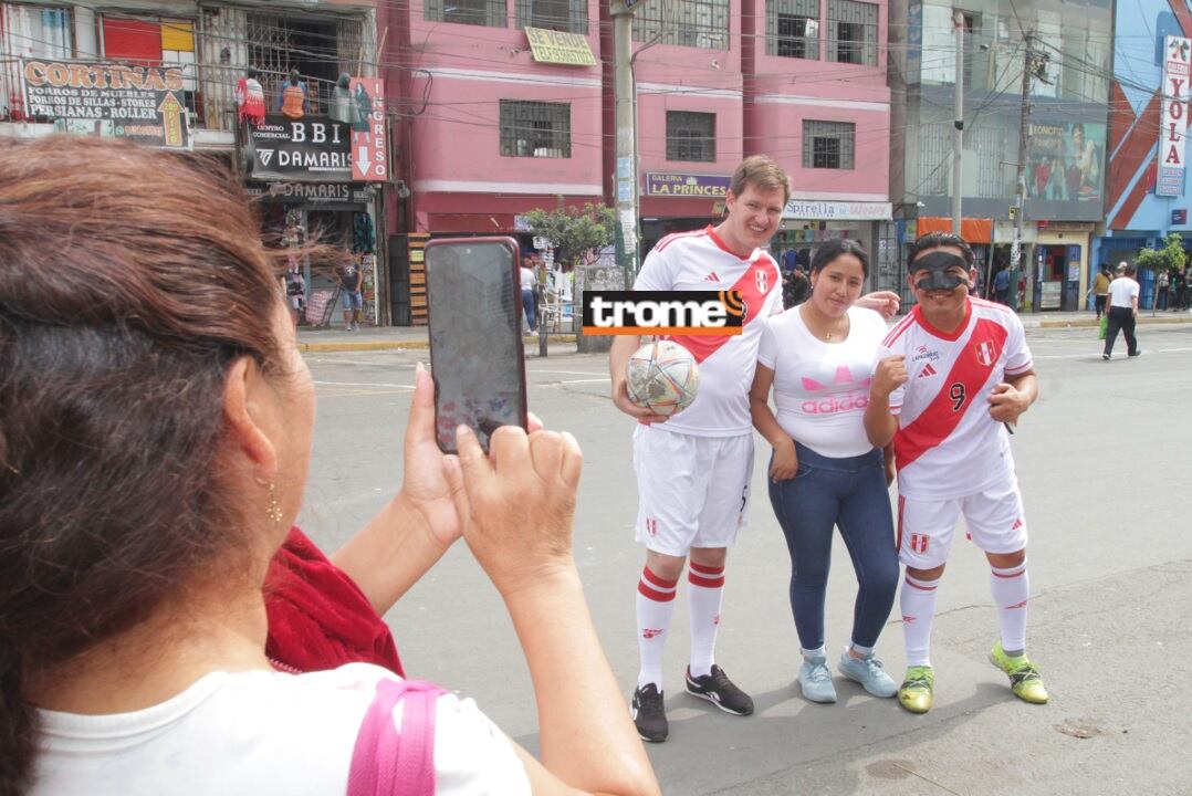 Público reconoce y 'se vacila' con los ‘dobles’ de Gianluca Lapadula y Oliver Sonne, Lapadula de Gamarra y Oliverio Sonne. Este último incluso es asediado por algunas fans del 'Ken de la selección'. (Entrevista: Isabel Medina / Foto: Alan Ramírez / Trome).