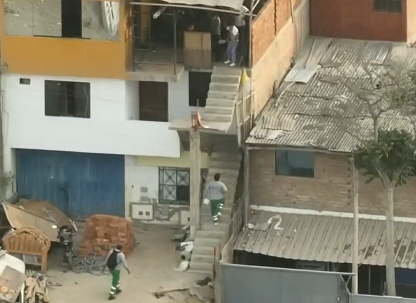 Vestidos como trabajadores de limpieza, policías se acercaron a la casa. | Captura de pantalla