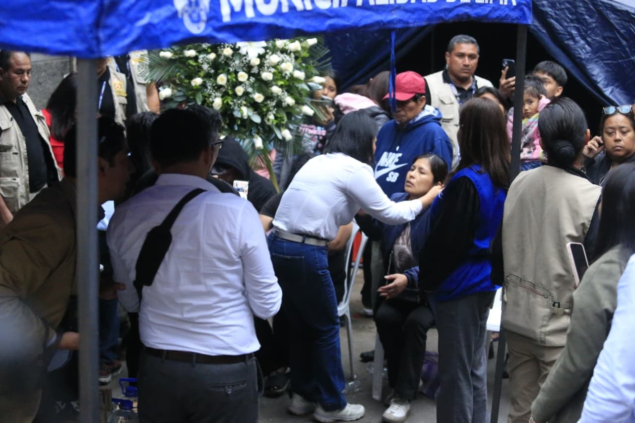 La presidenta Keiko Fujimori visita el Incendio en La Victoria que dejo 10 fallecidos, entre ellos cinco menores. Foto: Cesar Bueno @photo.gec