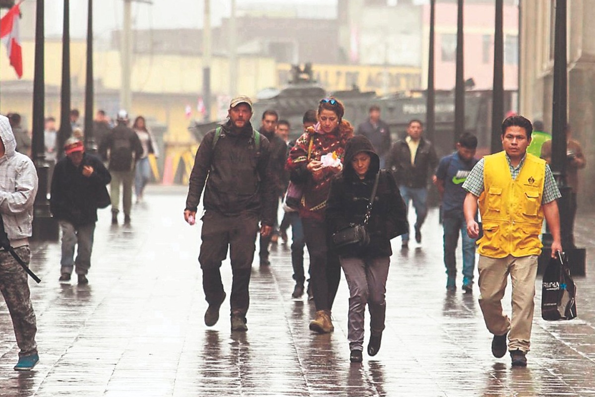 Lloviznas se incrementan en Lima.