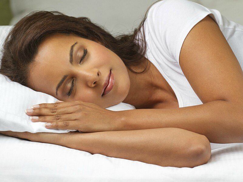 ¿Cuáles son las ventajas de dormir de costado?