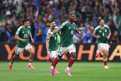 ¡México lindo! El conjunto ‘azteca’ venció con autoridad por 2-0 a Ecuador y sigue en carrera en el Mundi...