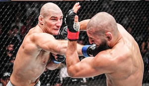 Khamzat Chimaev pierde el título ante Sean Strickland en emotivo combate en el UFC 328 | VIDEO