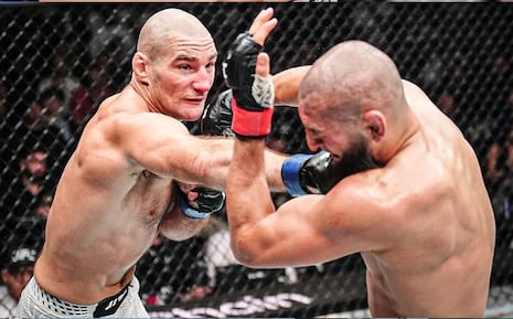 Khamzat Chimaev pierde el título ante Sean Strickland en emotivo combate en el UFC 328 | VIDEO