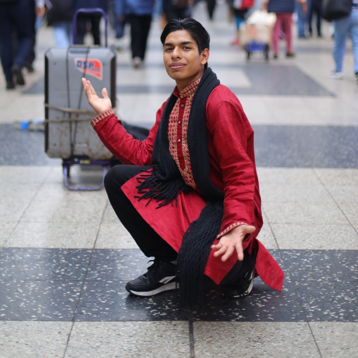 Sus pasos de baile transforman una transitada calle limeña en un pequeño escenario. Conoce al joven que aspira a llevar su talento hasta Bollywood. Foto: Antonio Melgarejo.