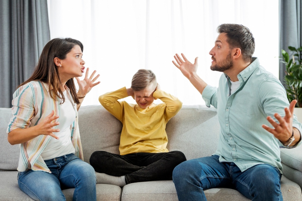 Las verdaderas víctimas de este tipo de enfrentamientos son los hijos, sobre todo si son niños y adolescentes. Foto: Istock.