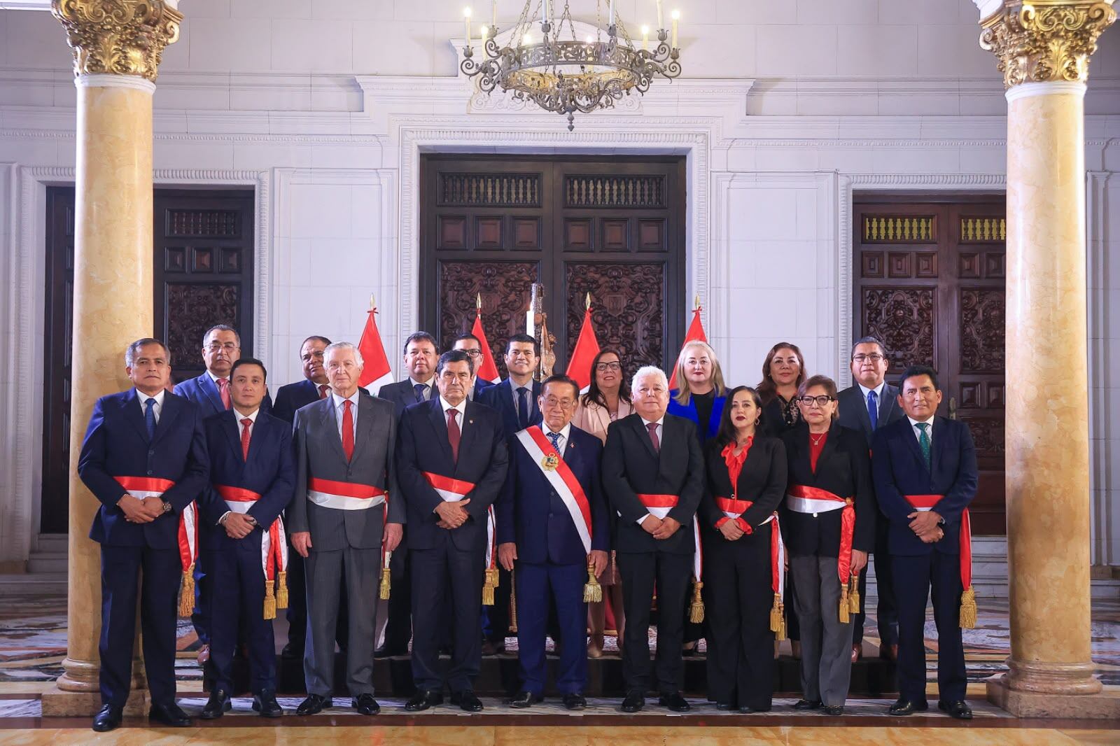 Gabinete ministerial del gobierno interino de José María Balcázar. (Presidencia)