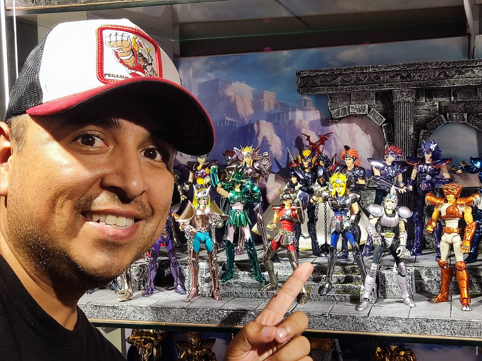 Jorge de Pegaso posa con la colección de Los Caballeros del Zodiaco del Museo de Greewok