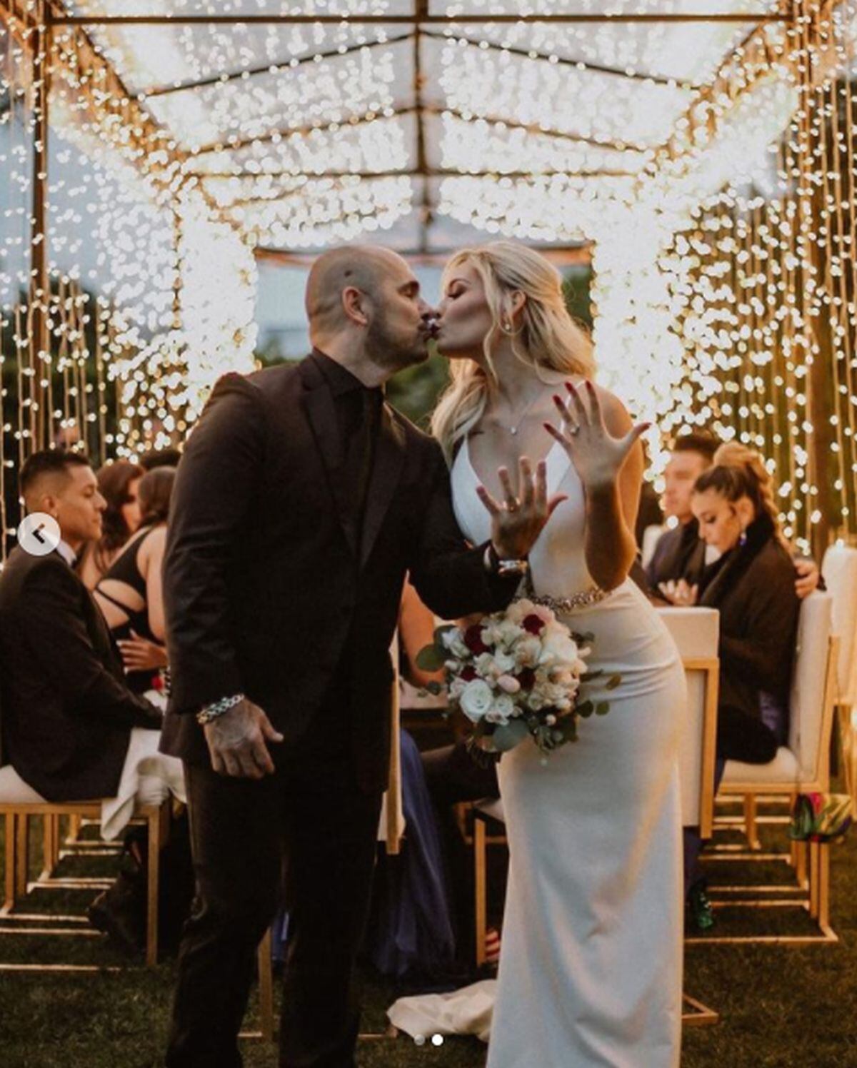 La pareja tras haberse dado el sí y detrás sus invitados. (Foto: Issa Vegas / Instagram)