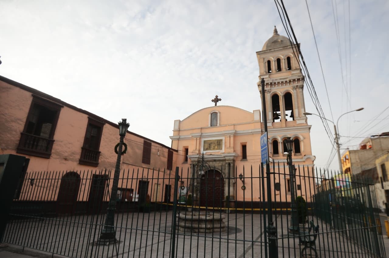 Parte del techo de la iglesia San Lázaro del Rímac se vino abajo. (@gec)