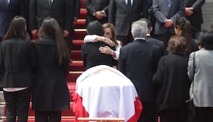 Féretro de Fujimori llega a Palacio para recibir honores: El abrazo de Dina con Keiko y Kenji