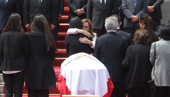 Dina Boluarte recibe cortejo funebre de Alberto Fujimori