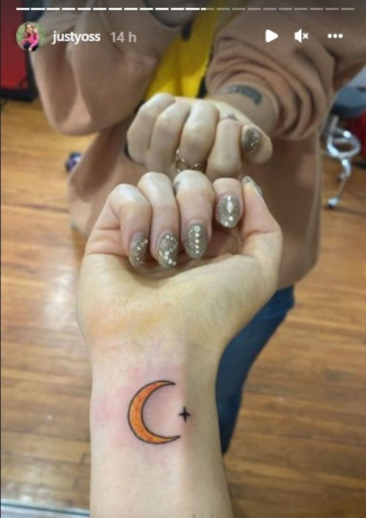 La muñeca de la youtuber con su tatuaje de la luna menguante (Foto: YosStop / Instagram)