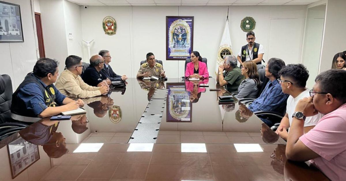 Autoridades y artistas participan en mesa de diálogo tras ola extorsiva.