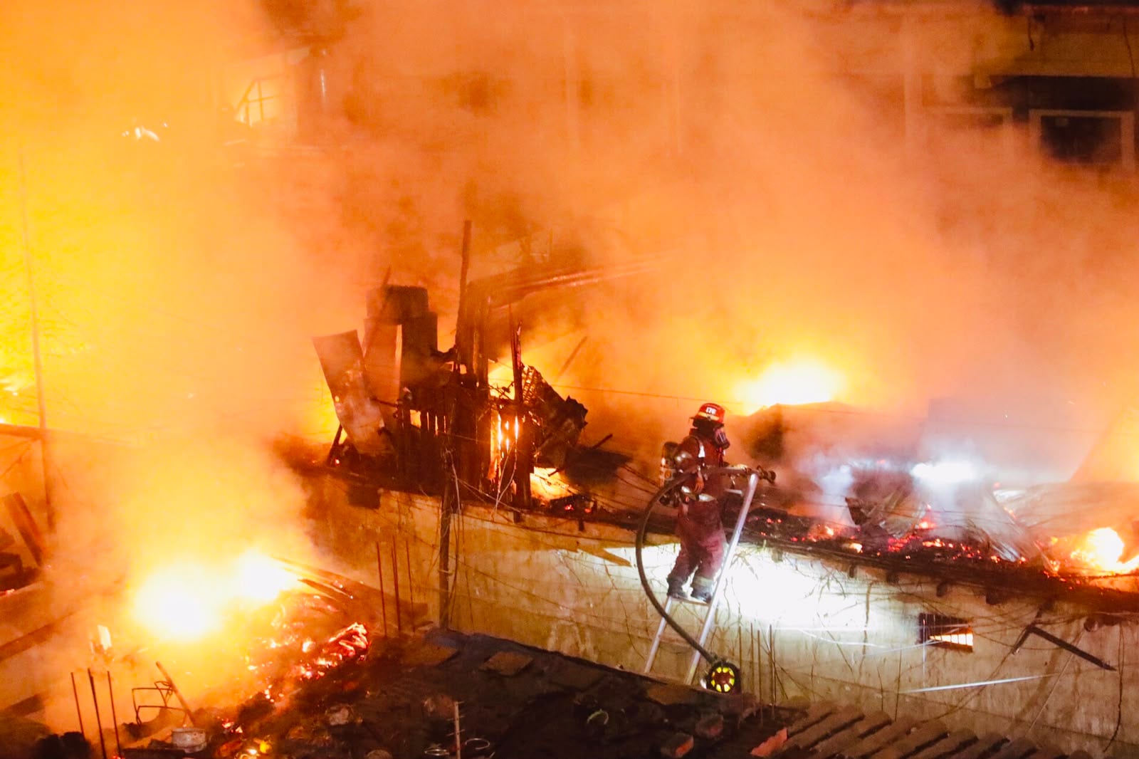 El incendio destruyó 10 viviendas en una quinta en Barrios Altos, pero no dejó heridos ni fallecidos según autoridades. (Foto: César Grados / @photo.gec)