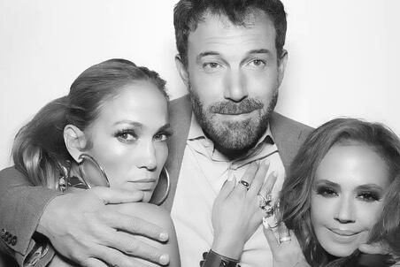 Ben Affleck y Jennifer Lopez junto a Leah Remini. (Foto: Instagram | @leahremini)