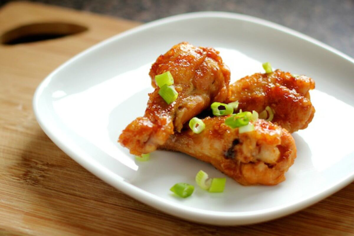 Aunque las recetas clásicas siempre funcionan, las alitas admiten muchos tipos de elaboraciones. (Foto: Pexels)